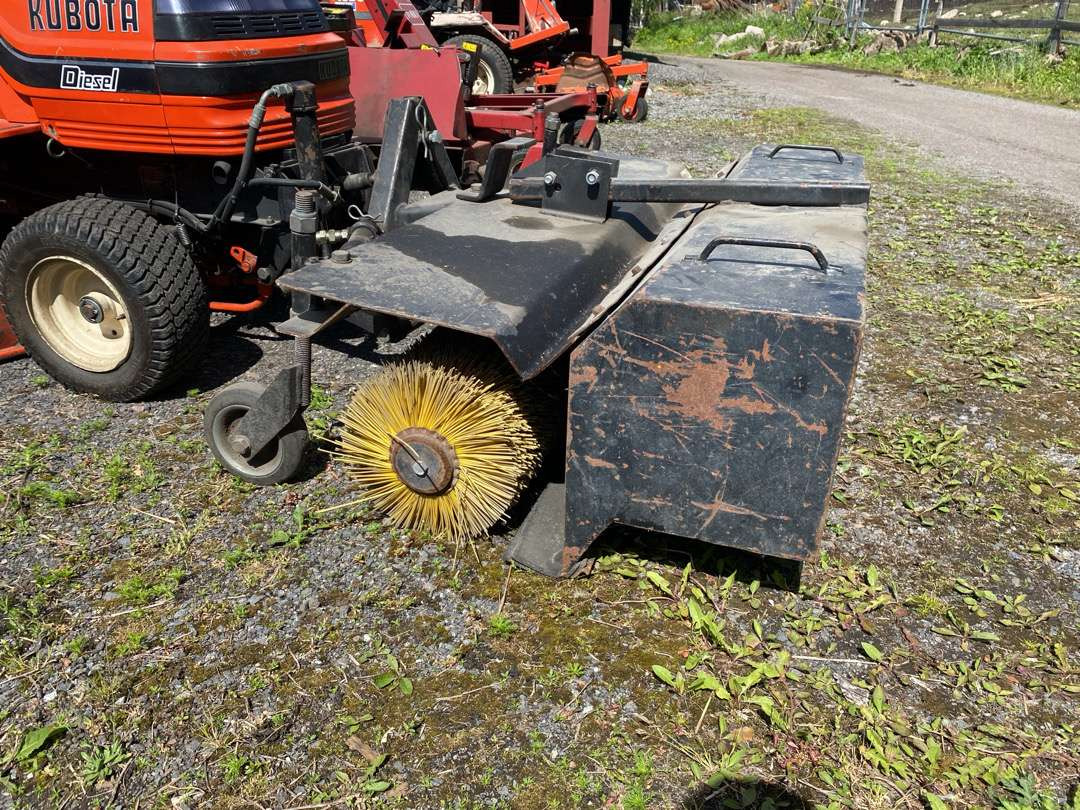 2000 Kubota G1700//Sitteklipper med feier og oppsamler - Korrëse bari i kopshtit: foto 5 2000 Kubota G1700//Sitteklipper med feier og oppsamler - Korrëse bari i kopshtit: foto 5