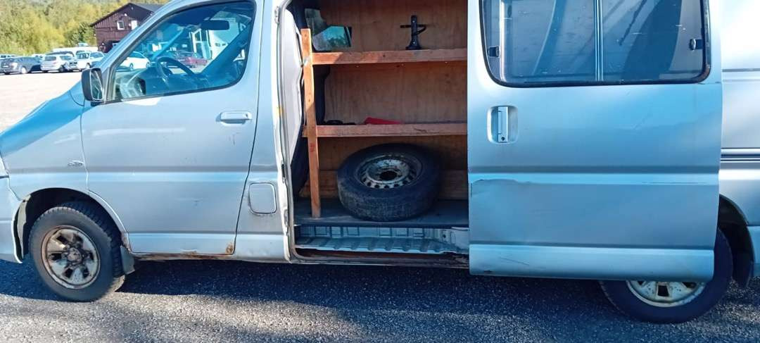 Veturë 2008 Toyota Hiace 4WD og 2007 Toyota Hiace selges samlet: foto 7
