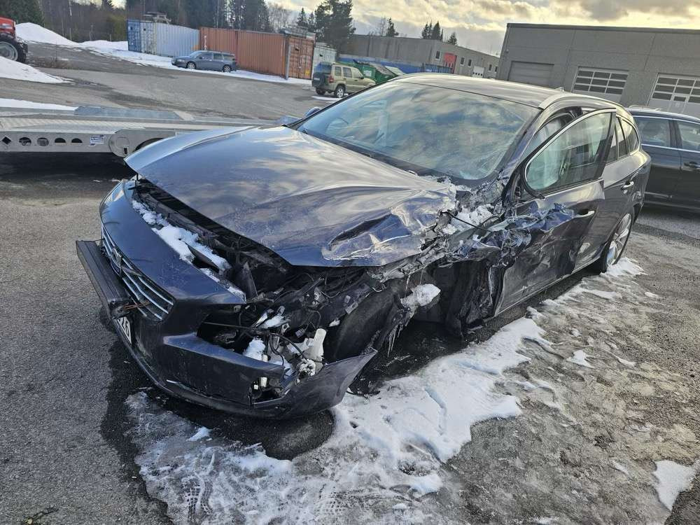 2013 Volvo V60 (rep.-objekt) - Veturë: foto 1 2013 Volvo V60 (rep.-objekt) - Veturë: foto 1