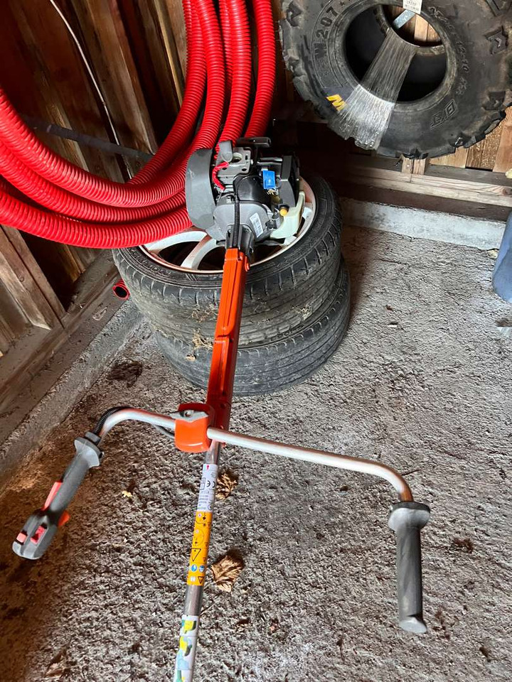 Husqvarna kantklipper repobjekt - Korrëse bari i kopshtit: foto 1 Husqvarna kantklipper repobjekt - Korrëse bari i kopshtit: foto 1