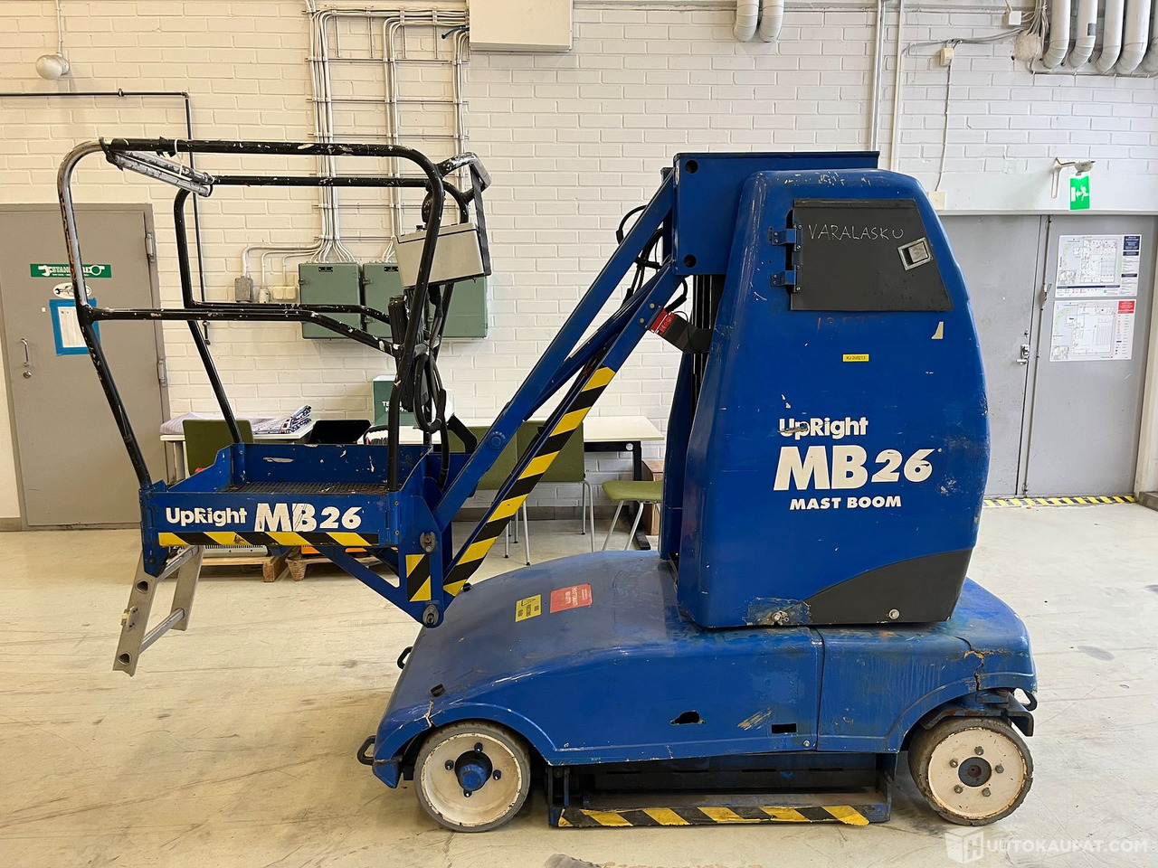 UpRight MB 26, 2002 Kuukulkija, Vantaa - Ngritës me direk vertikal: foto 1 UpRight MB 26, 2002 Kuukulkija, Vantaa - Ngritës me direk vertikal: foto 1