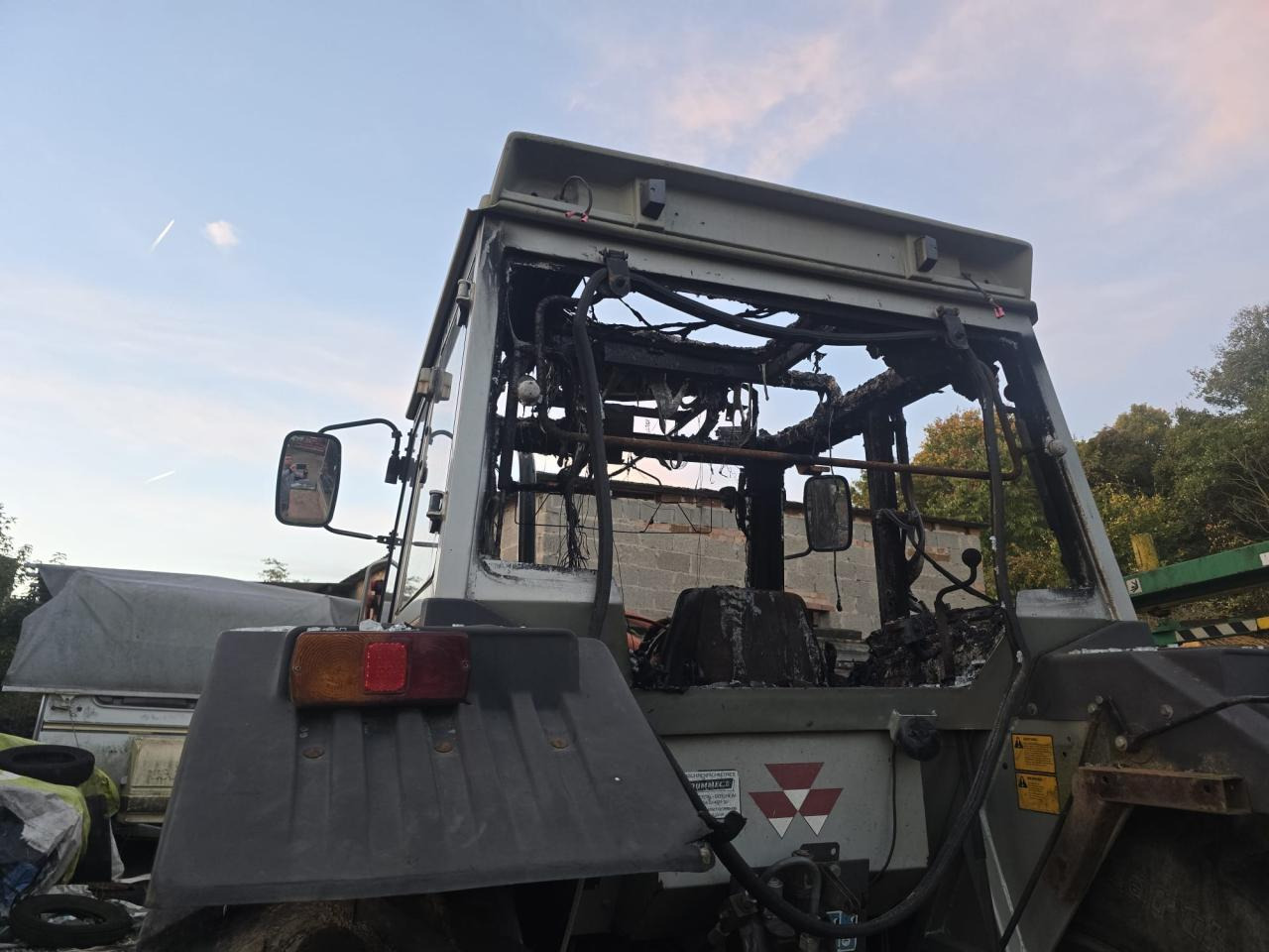 Massey Ferguson MF 390 T *Brandschaden* - Traktor: foto 2 Massey Ferguson MF 390 T *Brandschaden* - Traktor: foto 2