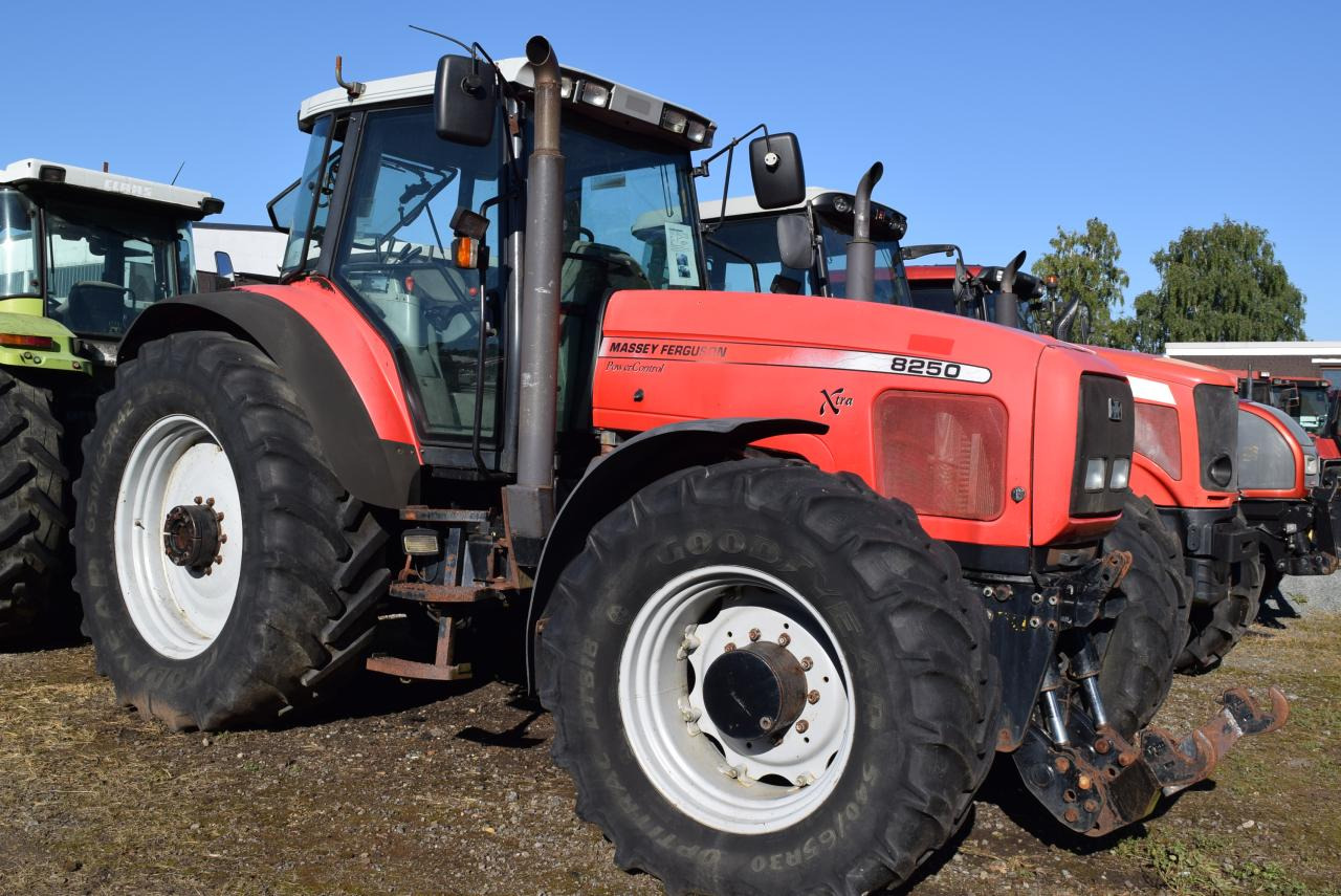 Massey Ferguson MF 8250 - Traktor: foto 1 Massey Ferguson MF 8250 - Traktor: foto 1