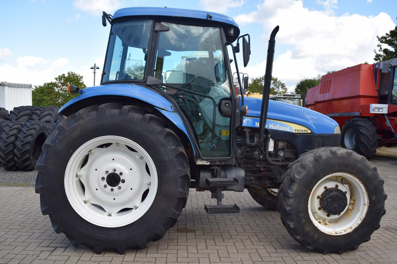 New Holland TD 5040 - Traktor: foto 2 New Holland TD 5040 - Traktor: foto 2