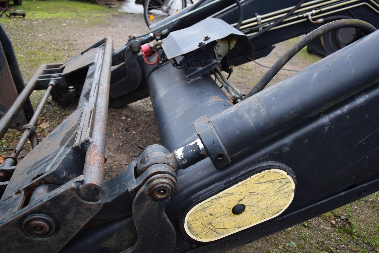 Stoll Robust F71 - Ngarkues ballor për traktor: foto 4 Stoll Robust F71 - Ngarkues ballor për traktor: foto 4