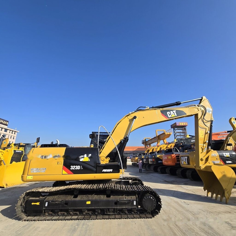 Caterpillar 323DL - Ekskavator me zinxhirë: foto 1 Caterpillar 323DL - Ekskavator me zinxhirë: foto 1
