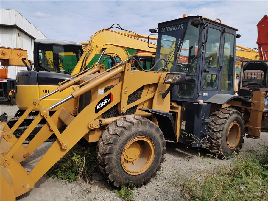 Caterpillar 420F - Fadromë me shkarkim nga prapa: foto 1 Caterpillar 420F - Fadromë me shkarkim nga prapa: foto 1