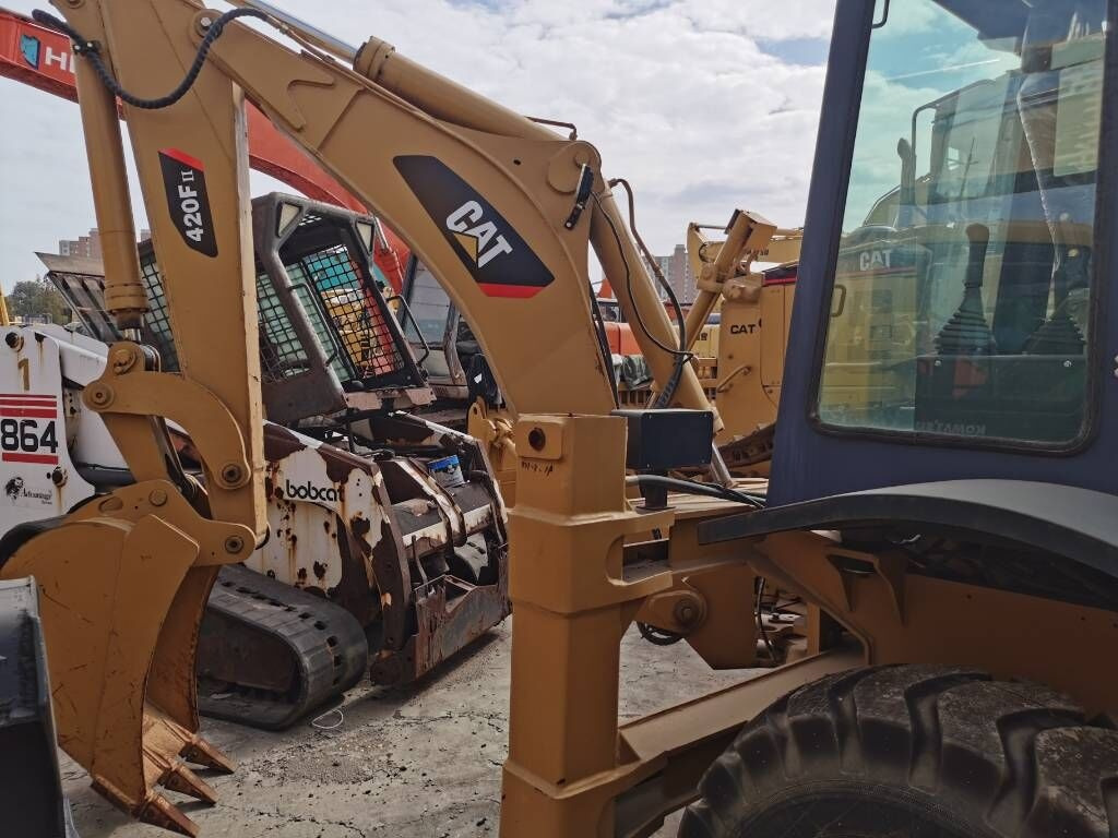 Caterpillar 420F - Fadromë me shkarkim nga prapa: foto 2 Caterpillar 420F - Fadromë me shkarkim nga prapa: foto 2