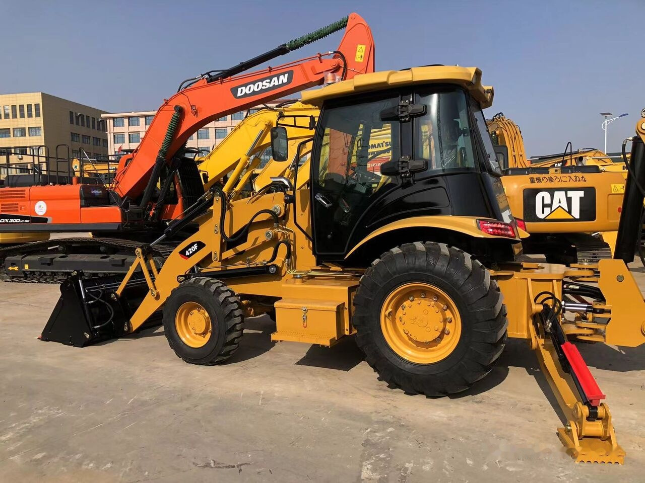 Caterpillar 420F - Fadromë me shkarkim nga prapa: foto 3 Caterpillar 420F - Fadromë me shkarkim nga prapa: foto 3