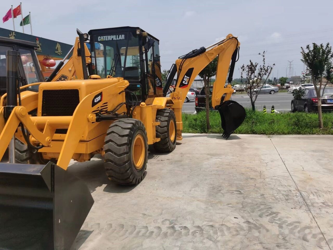 Caterpillar 420F - Fadromë me shkarkim nga prapa: foto 2 Caterpillar 420F - Fadromë me shkarkim nga prapa: foto 2