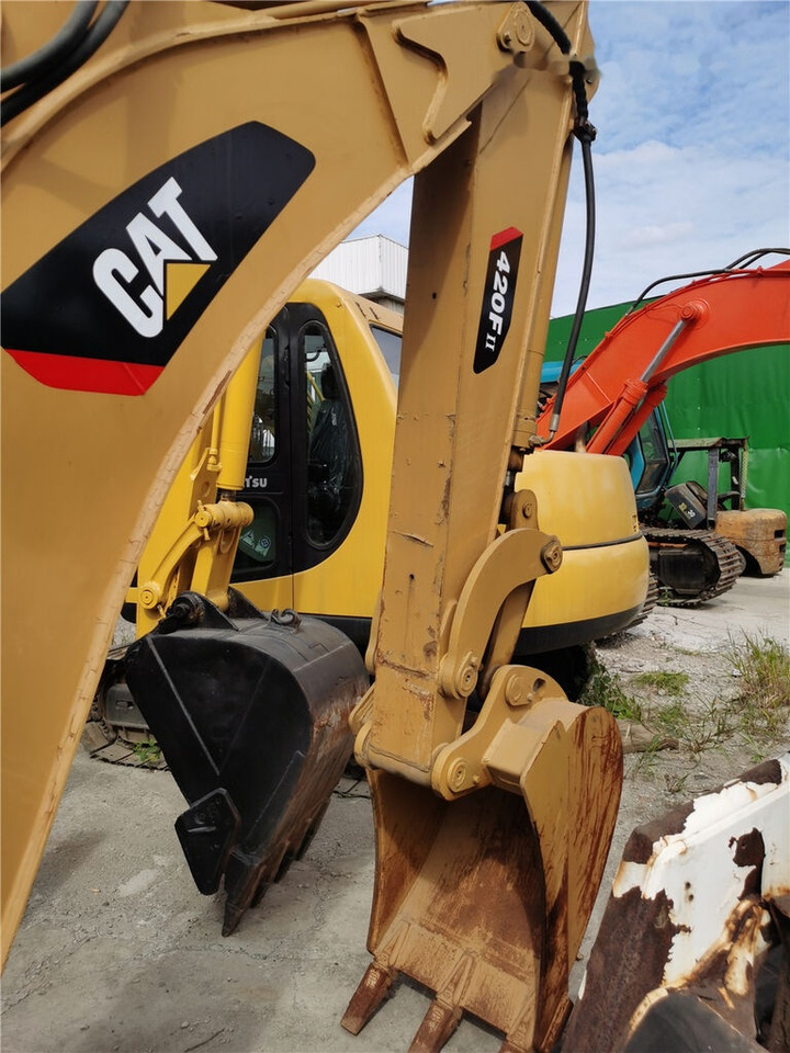 Caterpillar 420F - Fadromë me shkarkim nga prapa: foto 5 Caterpillar 420F - Fadromë me shkarkim nga prapa: foto 5