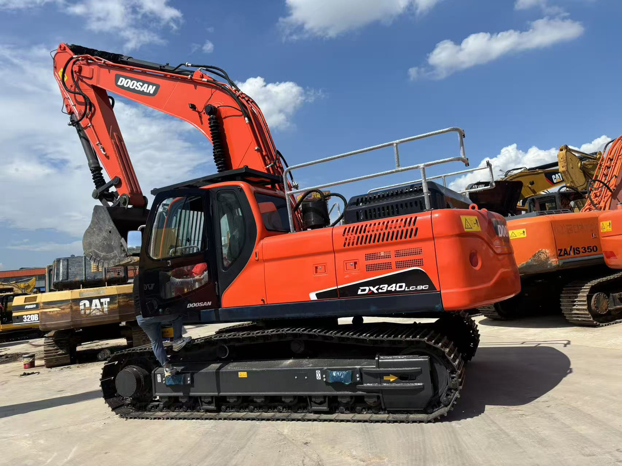 DOOSAN DX340LC-9C - Ekskavator me zinxhirë: foto 1 DOOSAN DX340LC-9C - Ekskavator me zinxhirë: foto 1