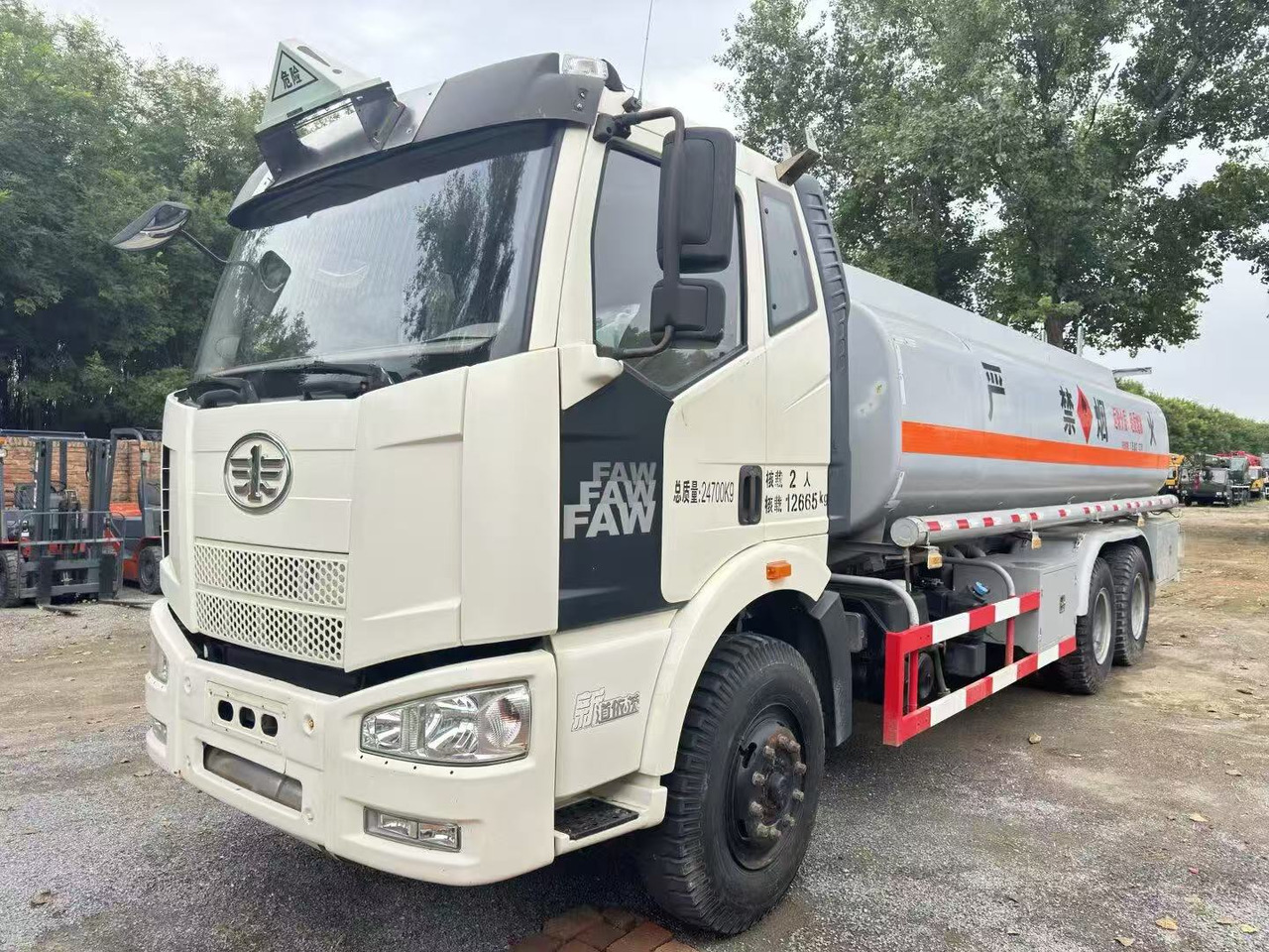 FAW tanker truck - Autobot: foto 1 FAW tanker truck - Autobot: foto 1