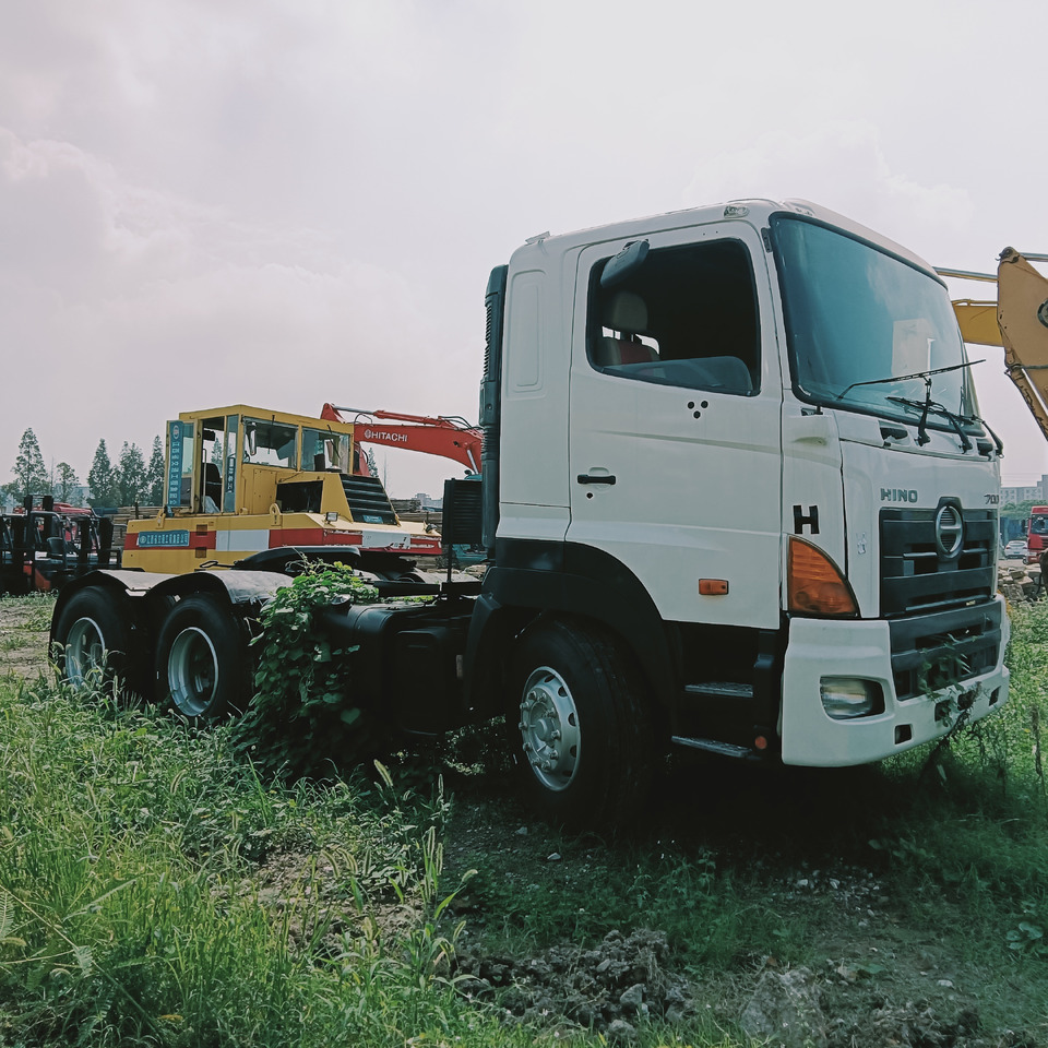 HINO 700 - Gjysmë-kamion: foto 4 HINO 700 - Gjysmë-kamion: foto 4