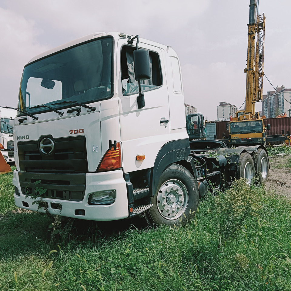 HINO 700 - Gjysmë-kamion: foto 1 HINO 700 - Gjysmë-kamion: foto 1
