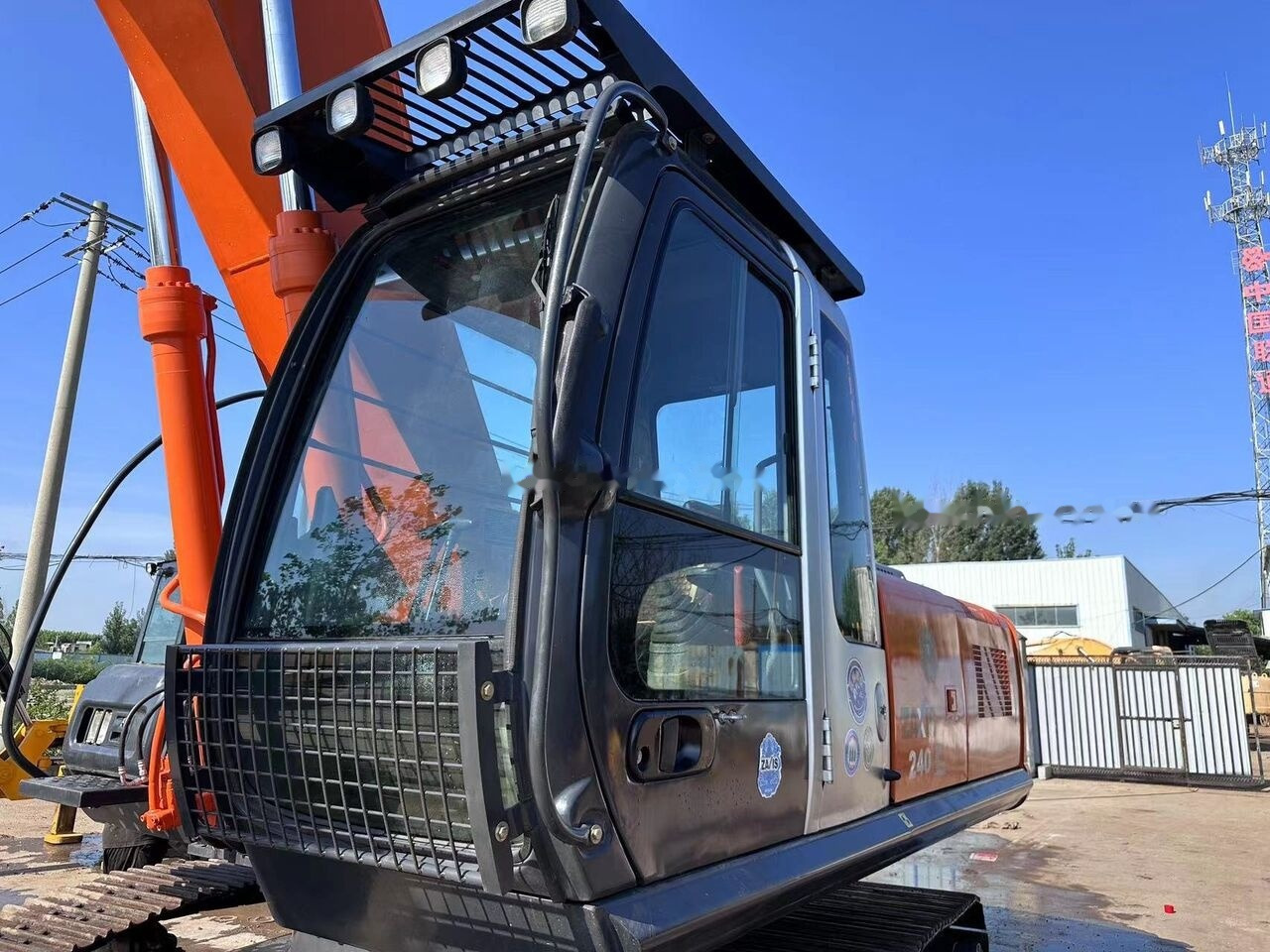 Hitachi ZX240 - Ekskavator me zinxhirë: foto 1 Hitachi ZX240 - Ekskavator me zinxhirë: foto 1