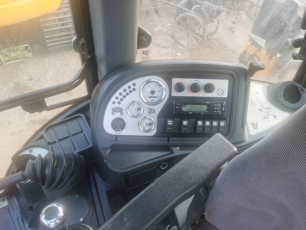 JCB 3CX - Fadromë me shkarkim nga prapa: foto 3 JCB 3CX - Fadromë me shkarkim nga prapa: foto 3