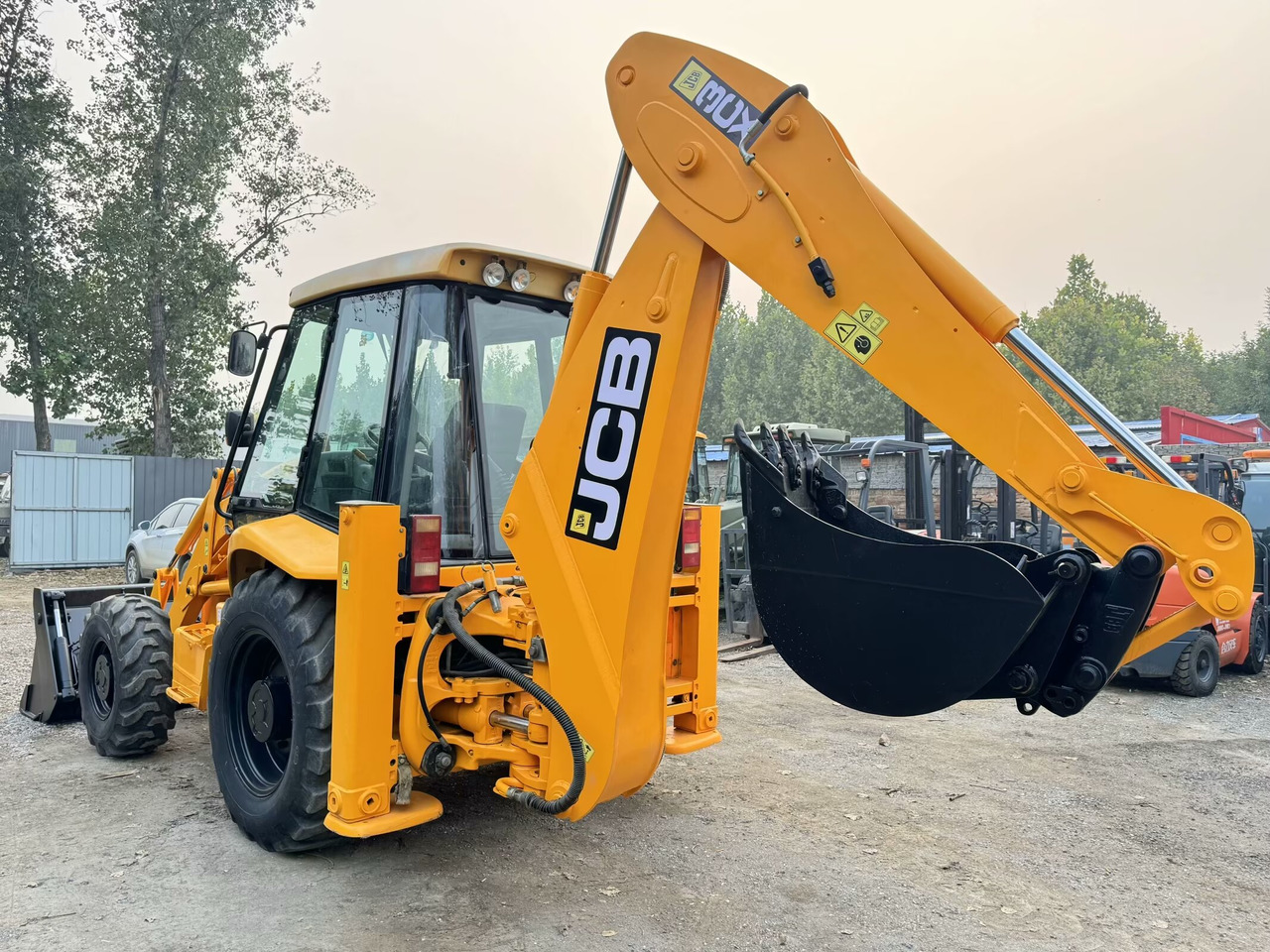JCB 3CX - Fadromë me shkarkim nga prapa: foto 3 JCB 3CX - Fadromë me shkarkim nga prapa: foto 3