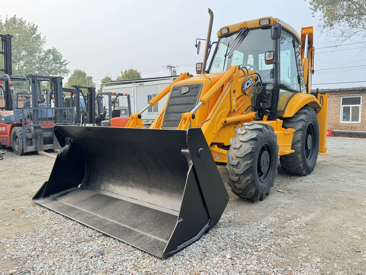 JCB 3CX - Fadromë me shkarkim nga prapa: foto 4 JCB 3CX - Fadromë me shkarkim nga prapa: foto 4