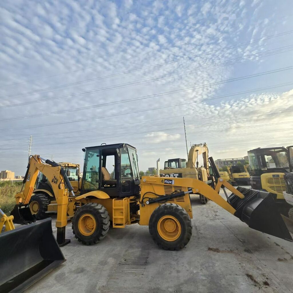 JCB 3CX - Fadromë me shkarkim nga prapa: foto 4 JCB 3CX - Fadromë me shkarkim nga prapa: foto 4