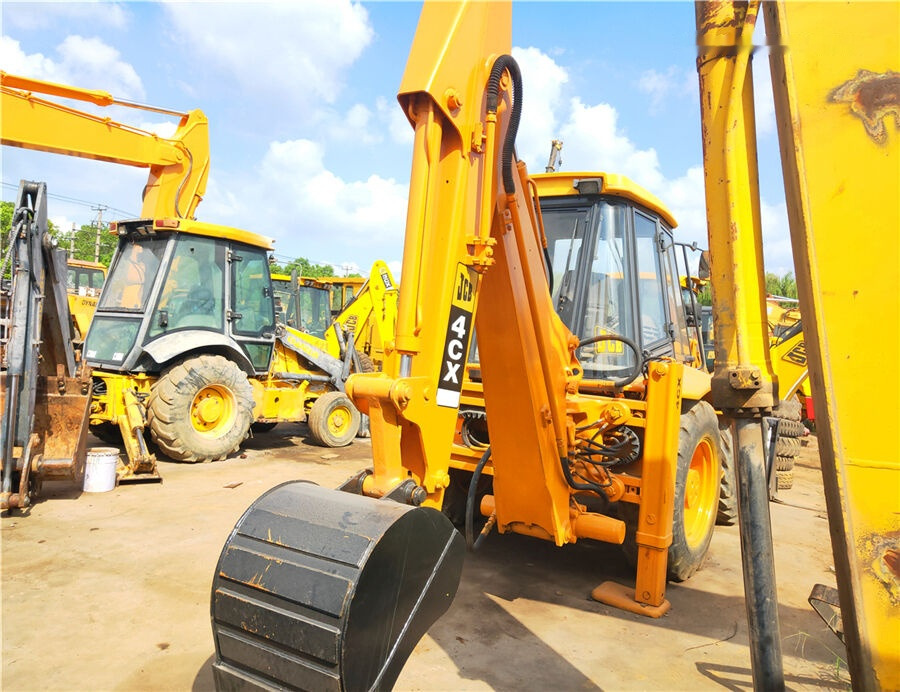 JCB 4CX - Fadromë me shkarkim nga prapa: foto 3 JCB 4CX - Fadromë me shkarkim nga prapa: foto 3