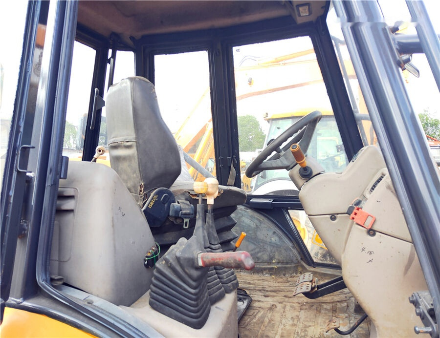 JCB 4CX - Fadromë me shkarkim nga prapa: foto 2 JCB 4CX - Fadromë me shkarkim nga prapa: foto 2
