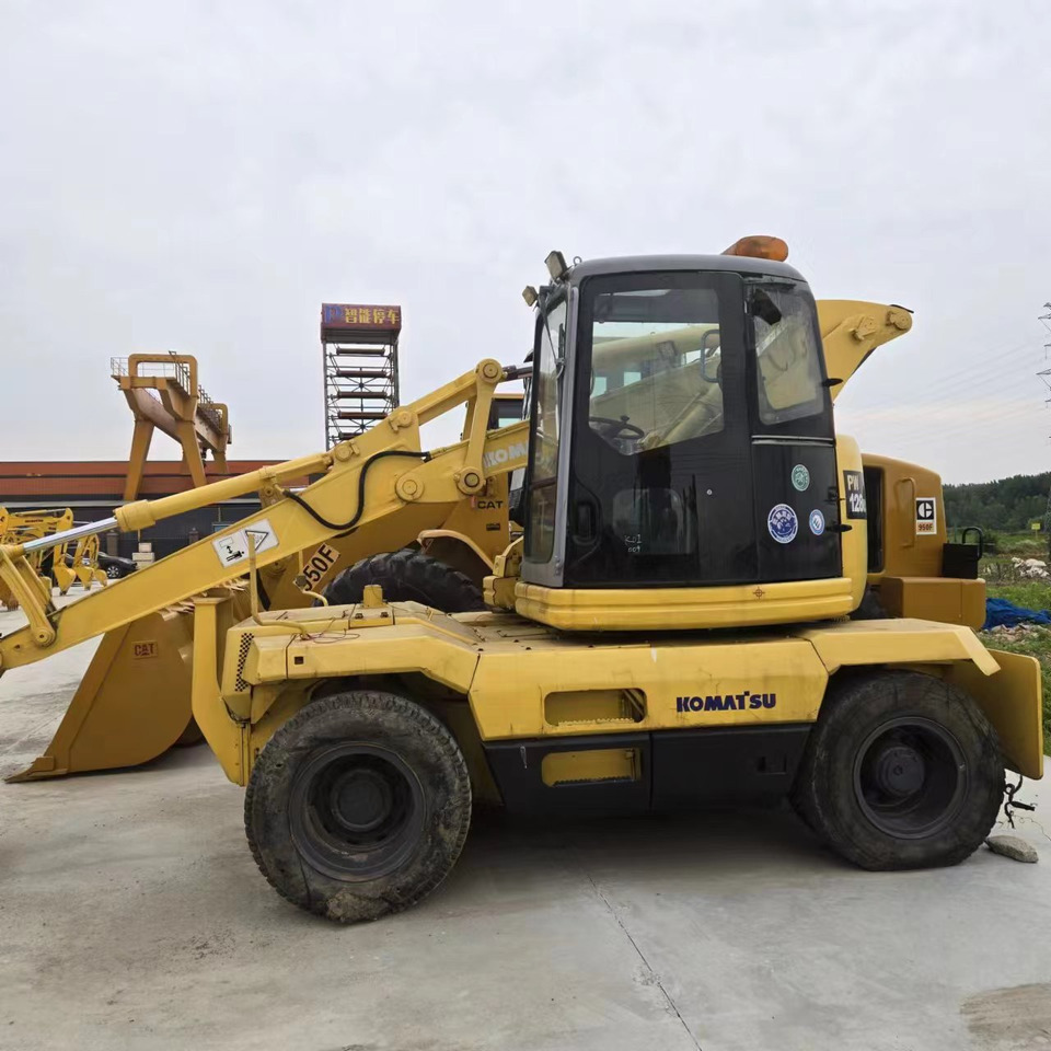 KOMATSU PC128US - Ekskavator me goma: foto 2 KOMATSU PC128US - Ekskavator me goma: foto 2