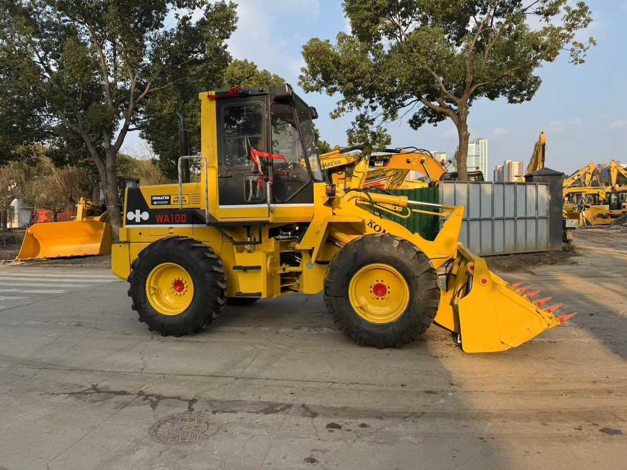 KOMATSU WA100-1 - Fadrom me goma: foto 3 KOMATSU WA100-1 - Fadrom me goma: foto 3