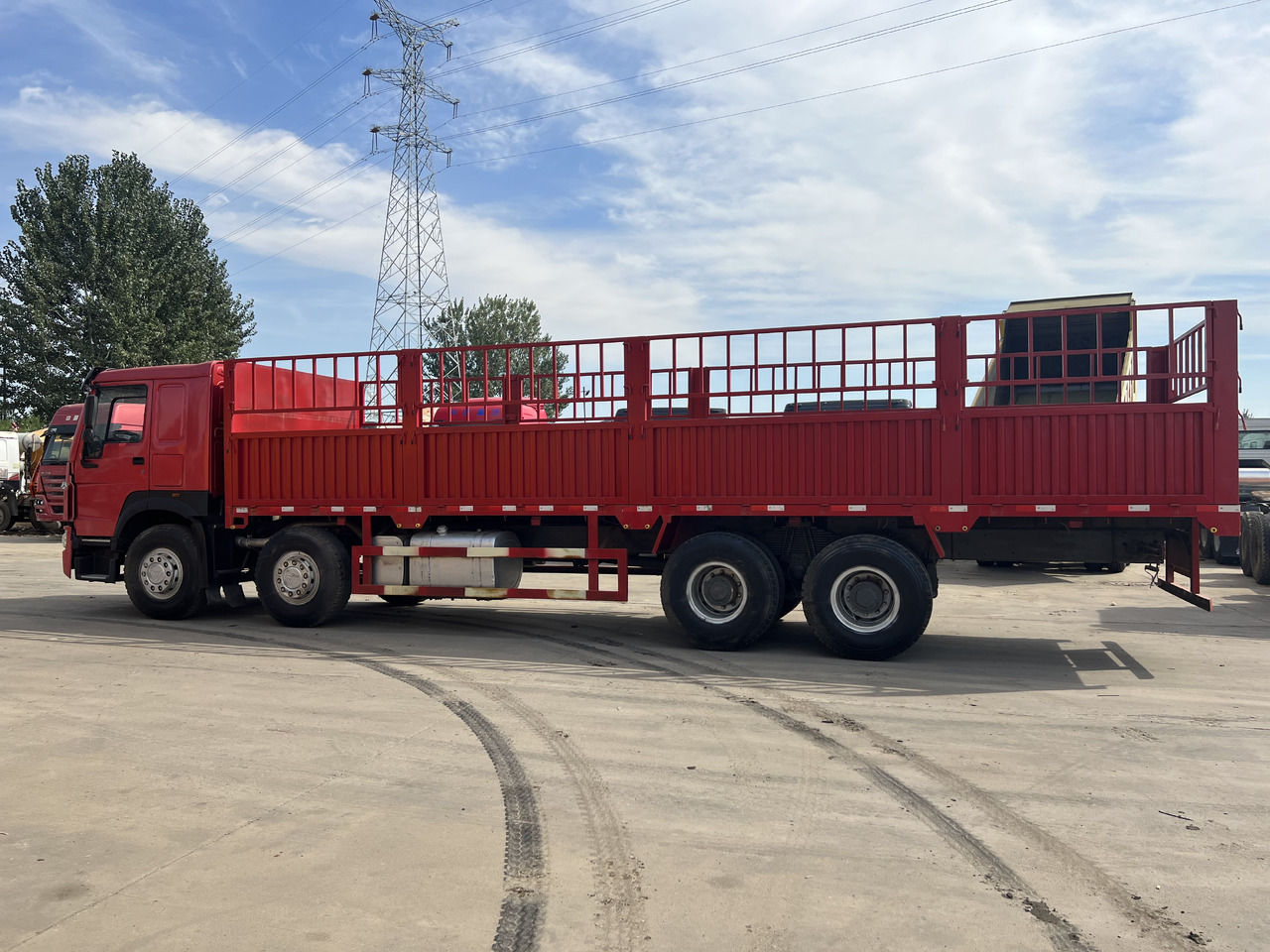 SINOTRUK HOWO 8*4 Fence Truck - Kamioni: foto 3 SINOTRUK HOWO 8*4 Fence Truck - Kamioni: foto 3