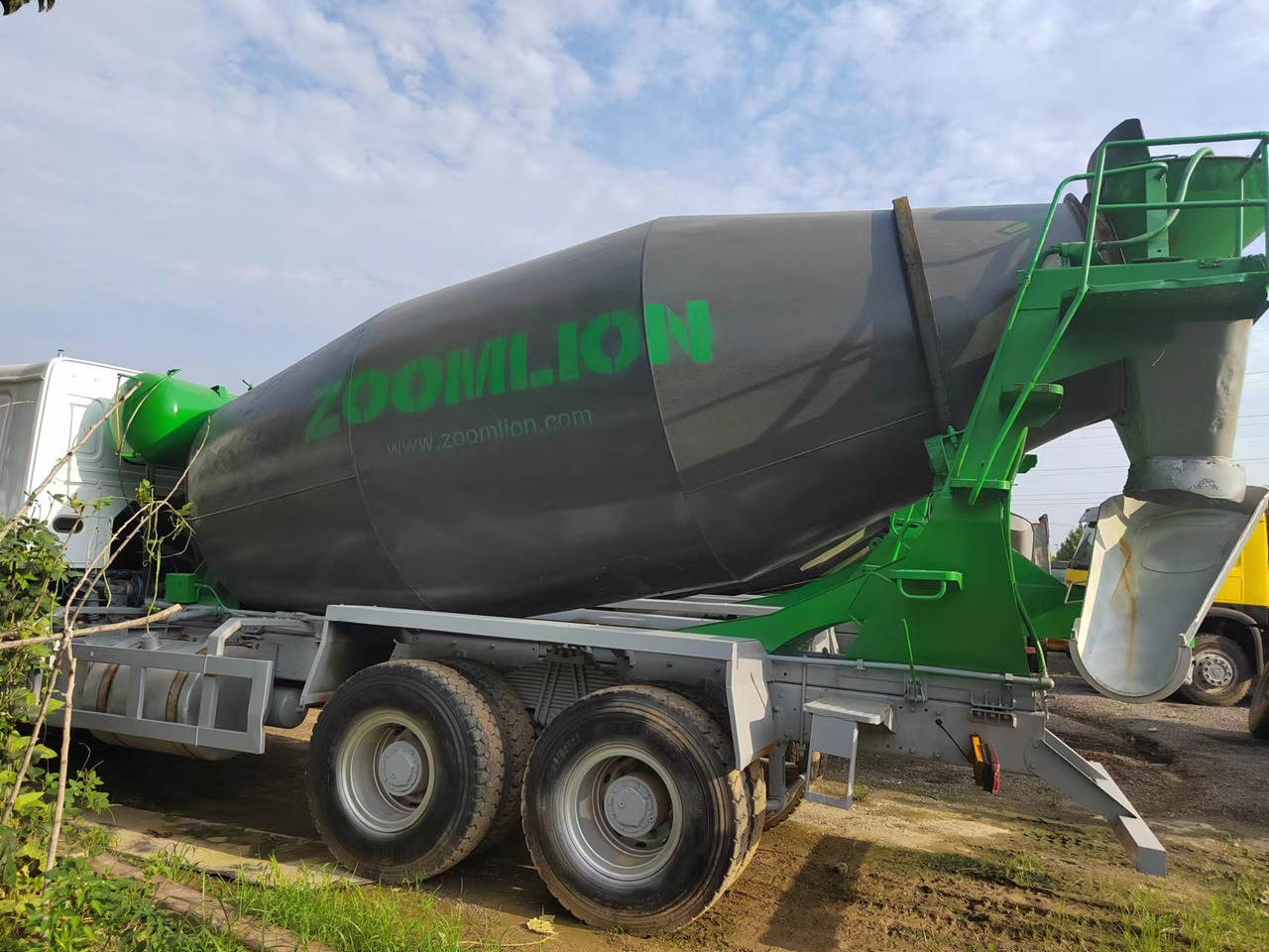 SINOTRUK HOWO Concrete Mixer Truck - Kamioni: foto 2 SINOTRUK HOWO Concrete Mixer Truck - Kamioni: foto 2
