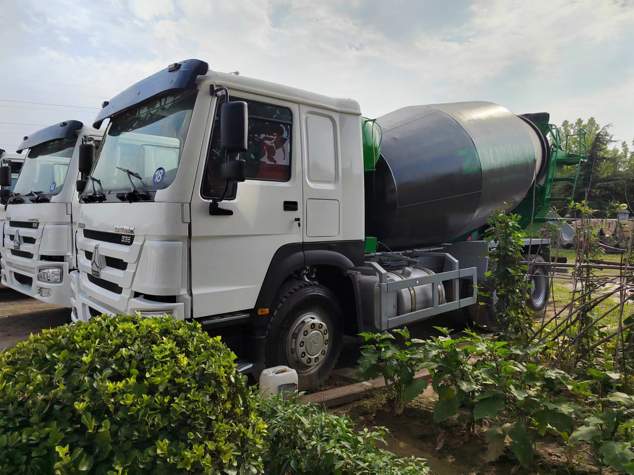 SINOTRUK HOWO Concrete Mixer Truck - Kamioni: foto 5 SINOTRUK HOWO Concrete Mixer Truck - Kamioni: foto 5