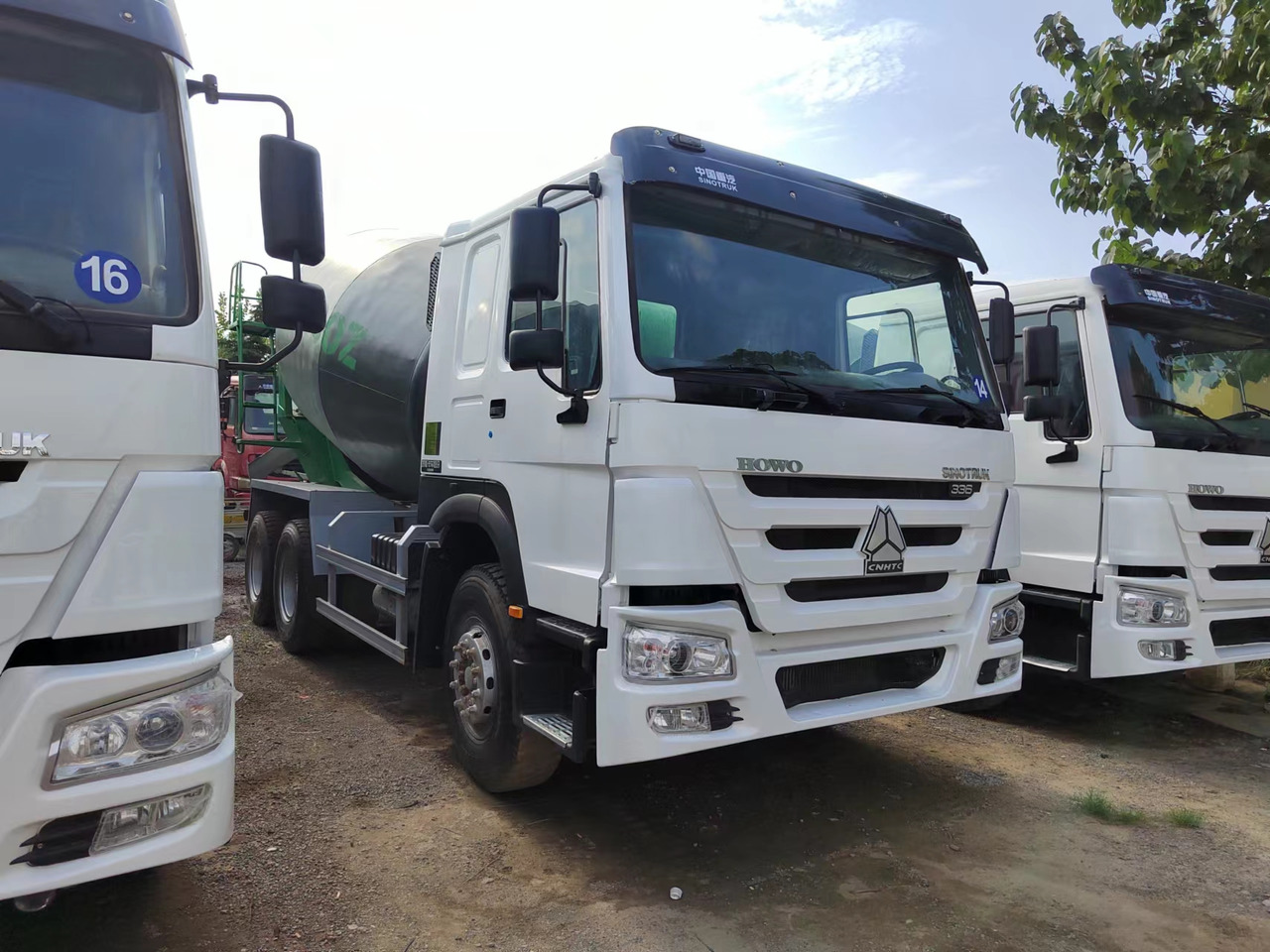 SINOTRUK HOWO Concrete Mixer Truck - Kamioni: foto 1 SINOTRUK HOWO Concrete Mixer Truck - Kamioni: foto 1