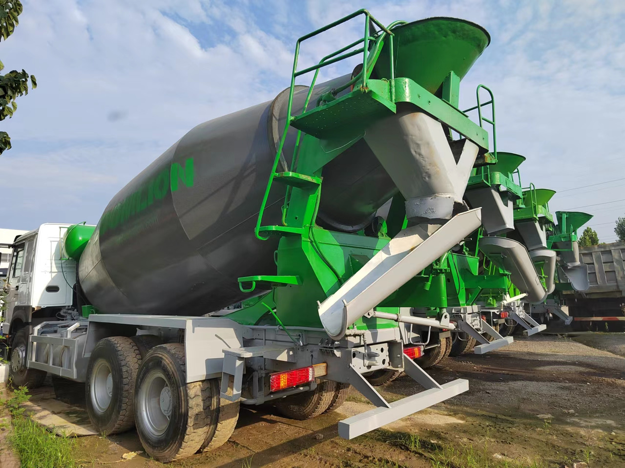 SINOTRUK HOWO Concrete Mixer Truck - Kamioni: foto 3 SINOTRUK HOWO Concrete Mixer Truck - Kamioni: foto 3