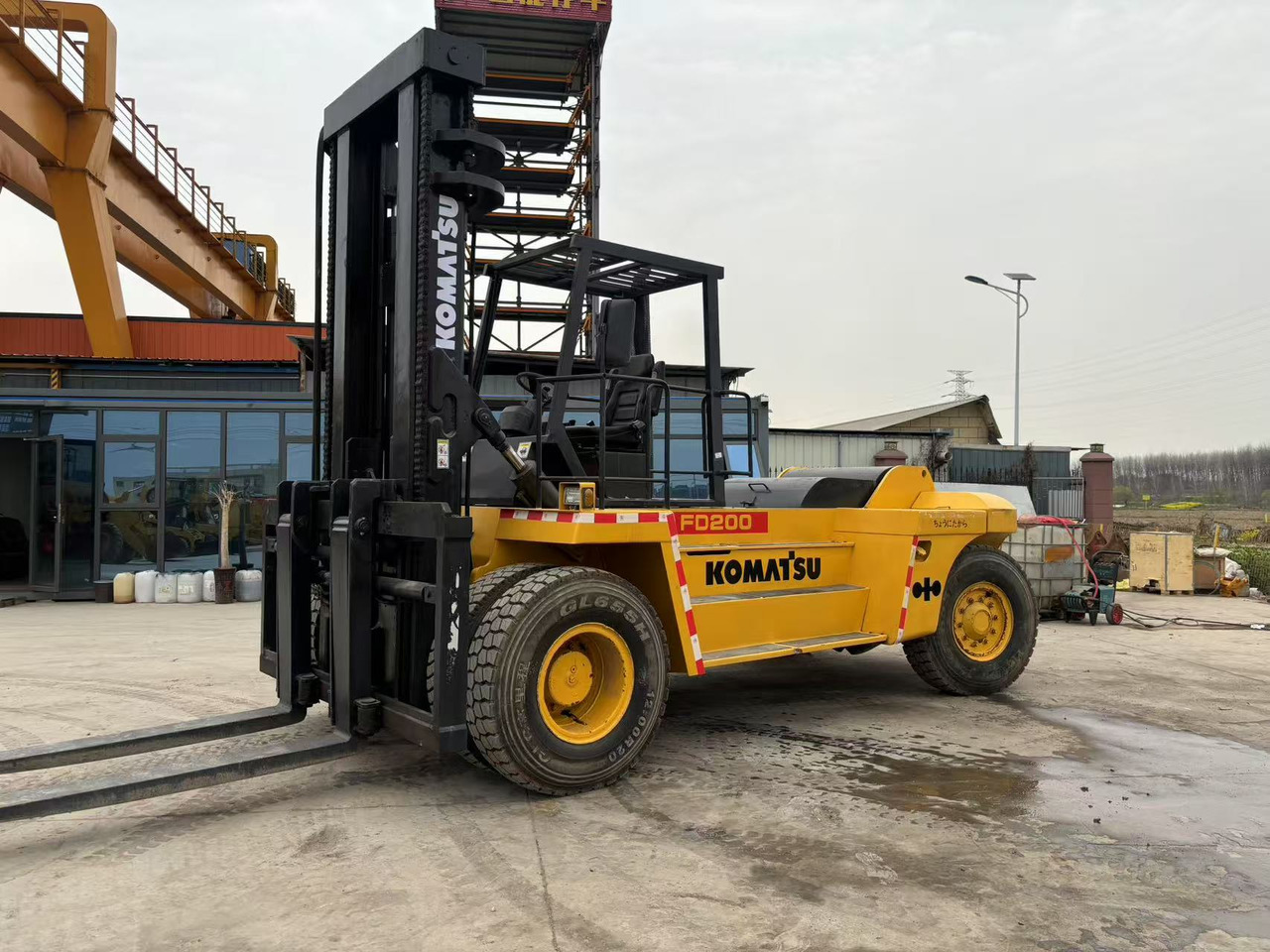 Komatsu FD200 - Pirun më naftë: foto 5 Komatsu FD200 - Pirun më naftë: foto 5