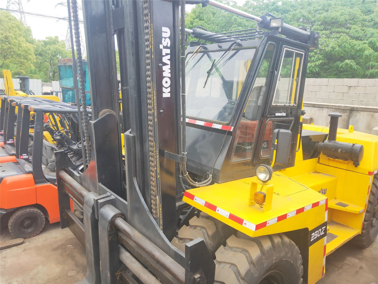 Komatsu FD250 - Pirun më naftë: foto 2 Komatsu FD250 - Pirun më naftë: foto 2