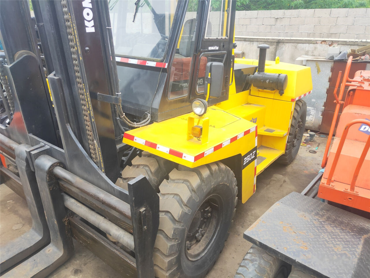 Komatsu FD250 - Pirun më naftë: foto 5 Komatsu FD250 - Pirun më naftë: foto 5
