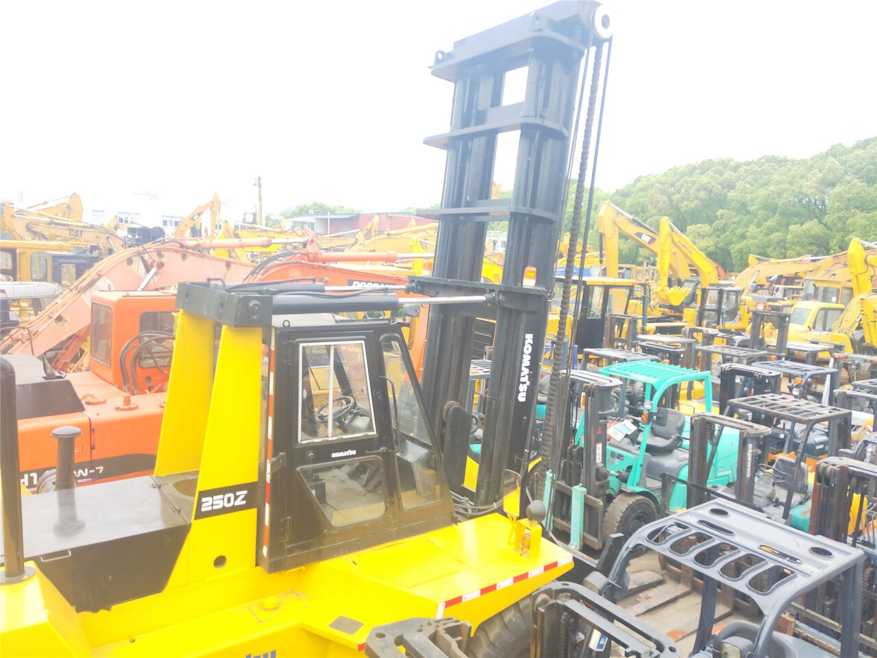 Komatsu FD250 - Pirun më naftë: foto 4 Komatsu FD250 - Pirun më naftë: foto 4