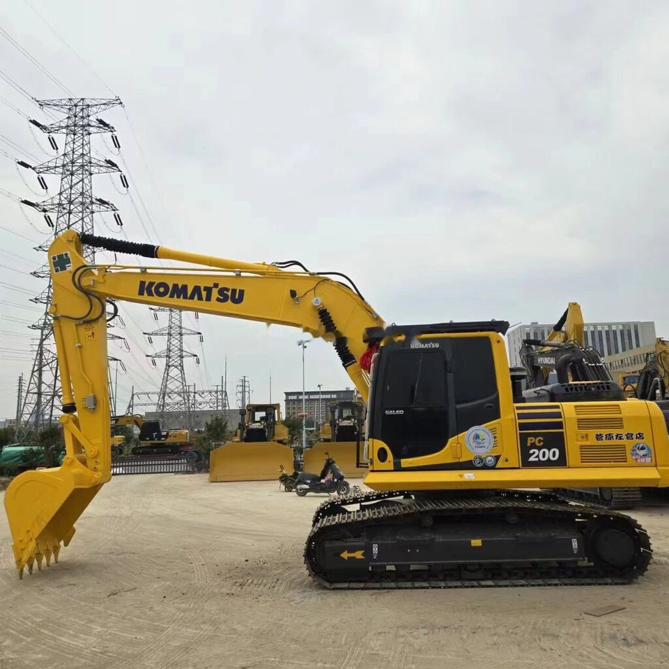 Komatsu PC200-8 - Ekskavator me zinxhirë: foto 3 Komatsu PC200-8 - Ekskavator me zinxhirë: foto 3