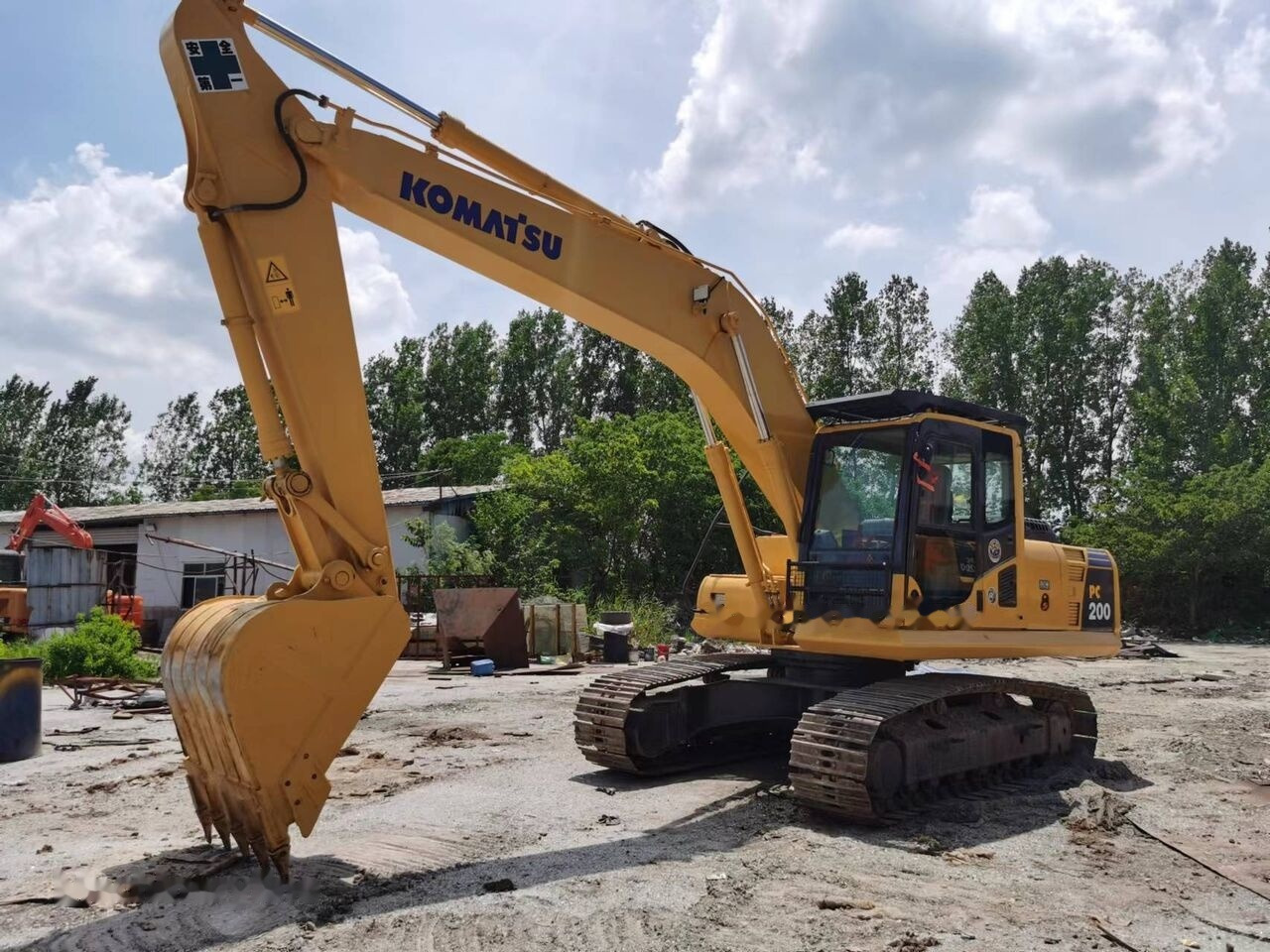 Komatsu PC200 - Ekskavator me zinxhirë: foto 1 Komatsu PC200 - Ekskavator me zinxhirë: foto 1