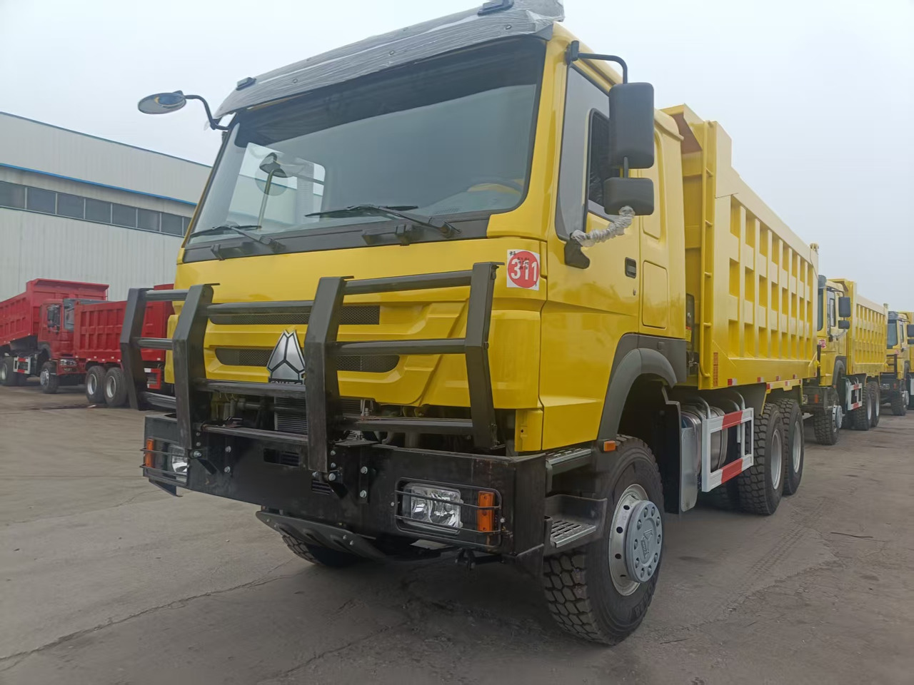 SINOTRUK HOWO 6x4 - Kamion vetëshkarkues: foto 3 SINOTRUK HOWO 6x4 - Kamion vetëshkarkues: foto 3