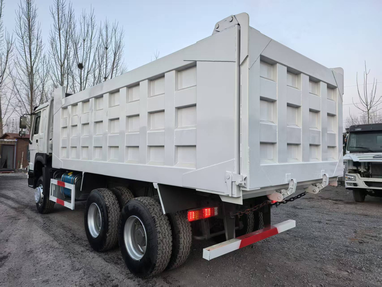 SINOTRUK HOWO 6x4 - Kamion vetëshkarkues: foto 3 SINOTRUK HOWO 6x4 - Kamion vetëshkarkues: foto 3