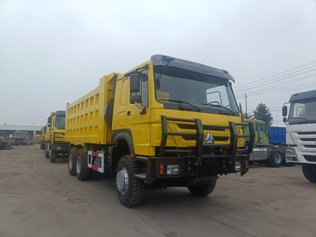 SINOTRUK HOWO 6x4 - Kamion vetëshkarkues: foto 1 SINOTRUK HOWO 6x4 - Kamion vetëshkarkues: foto 1