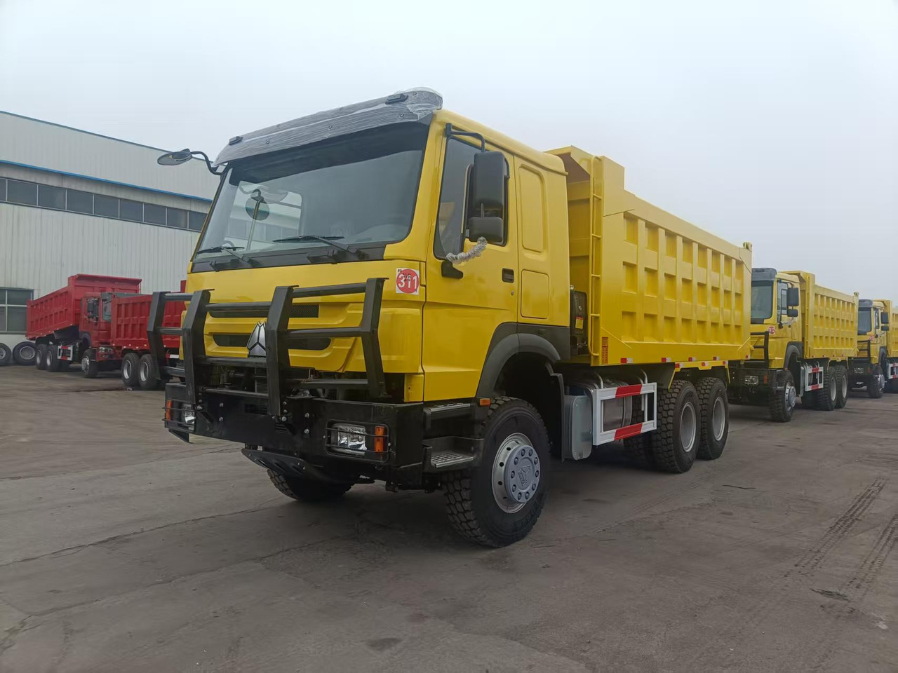 SINOTRUK HOWO 6x4 - Kamion vetëshkarkues: foto 2 SINOTRUK HOWO 6x4 - Kamion vetëshkarkues: foto 2