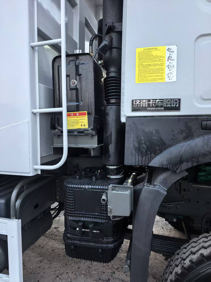 SINOTRUK HOWO 6x4 - Kamion vetëshkarkues: foto 5 SINOTRUK HOWO 6x4 - Kamion vetëshkarkues: foto 5