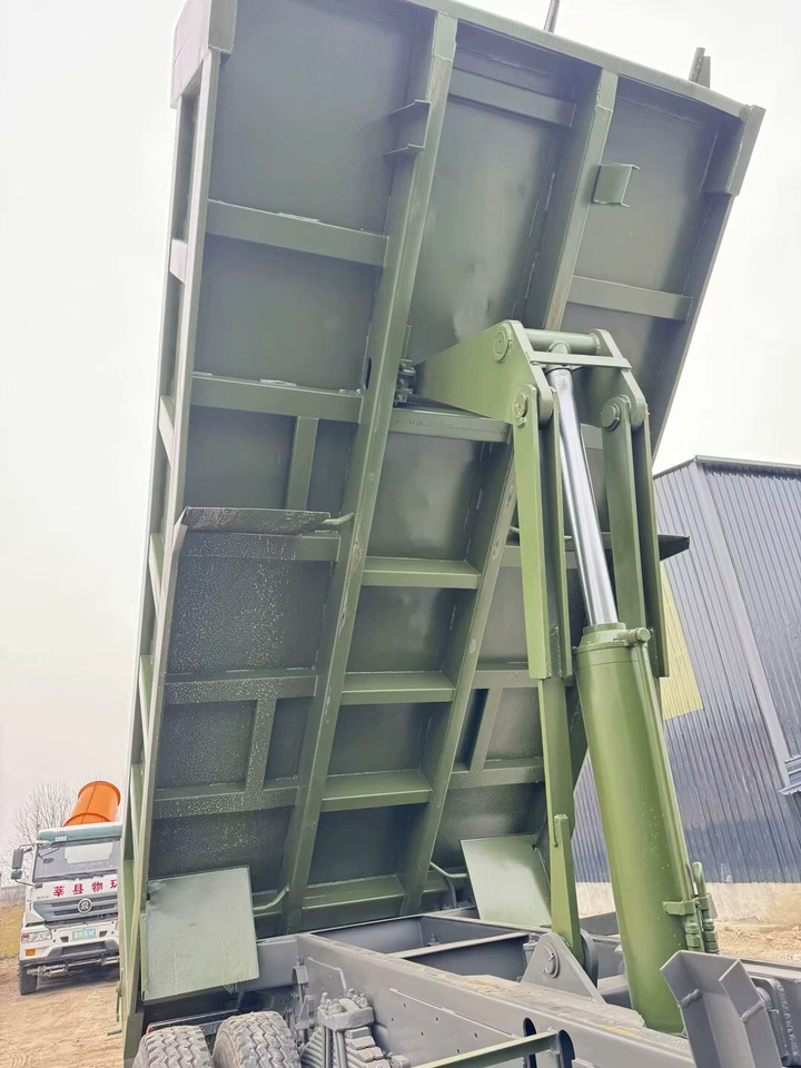 SINOTRUK HOWO 6x4 - Kamion vetëshkarkues: foto 5 SINOTRUK HOWO 6x4 - Kamion vetëshkarkues: foto 5