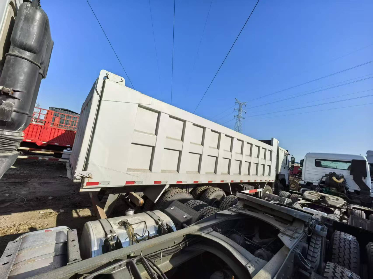 SINOTRUK HOWO 8x4 - Kamion vetëshkarkues: foto 2 SINOTRUK HOWO 8x4 - Kamion vetëshkarkues: foto 2