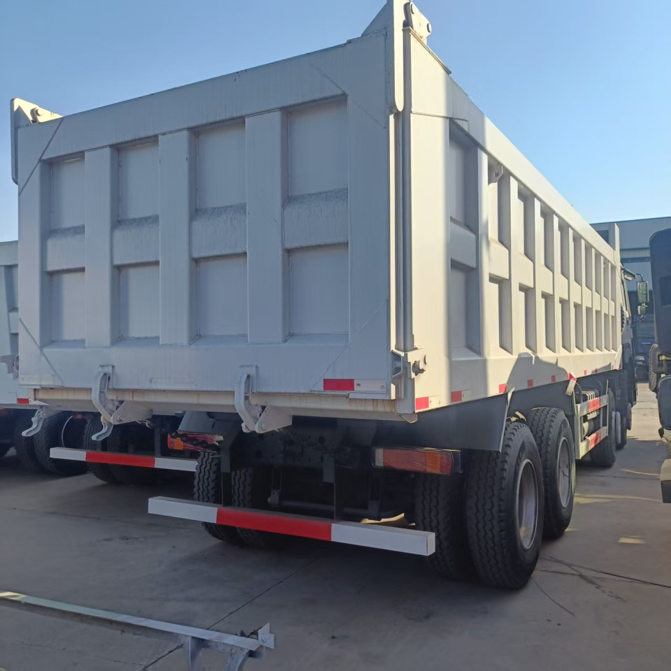 SINOTRUK HOWO 8x4 - Kamion vetëshkarkues: foto 3 SINOTRUK HOWO 8x4 - Kamion vetëshkarkues: foto 3