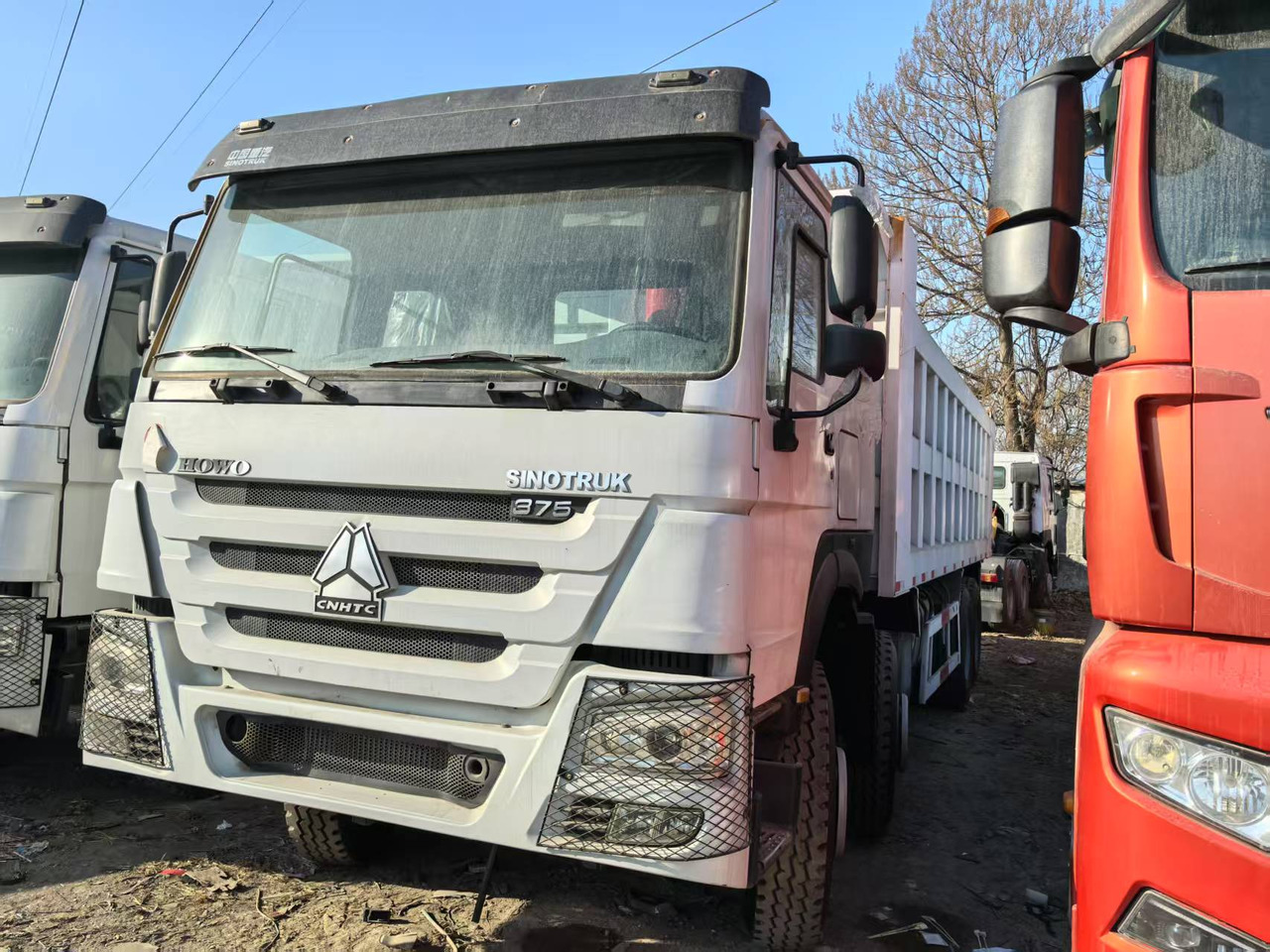 SINOTRUK HOWO 8x4 - Kamion vetëshkarkues: foto 1 SINOTRUK HOWO 8x4 - Kamion vetëshkarkues: foto 1