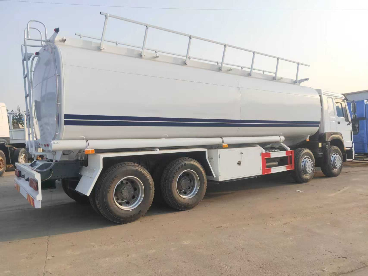 SINOTRUK HOWO Fuel Tank - Autobot: foto 3 SINOTRUK HOWO Fuel Tank - Autobot: foto 3