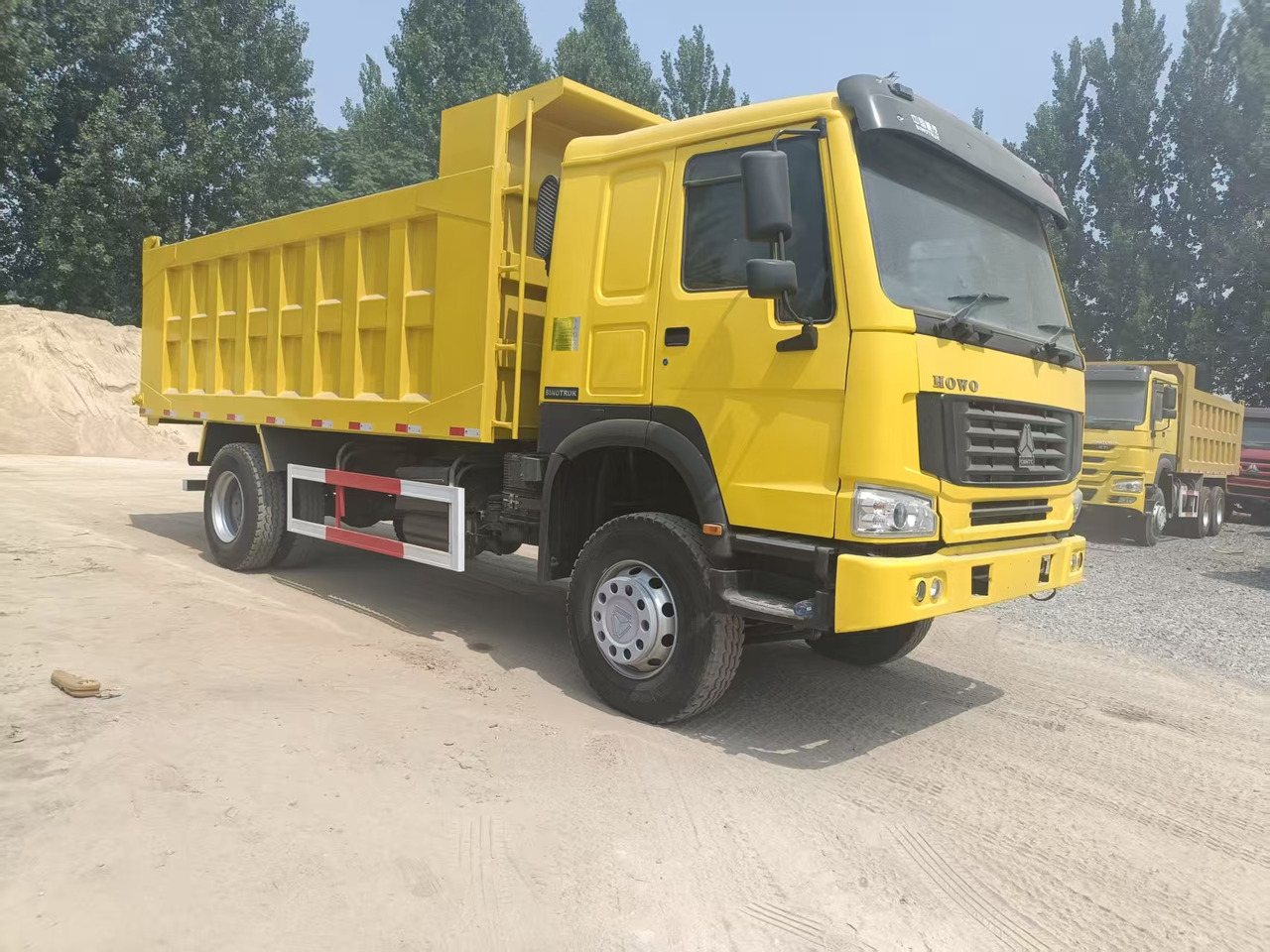 SINOTRUK Howo 4*2 - Kamion vetëshkarkues: foto 4 SINOTRUK Howo 4*2 - Kamion vetëshkarkues: foto 4